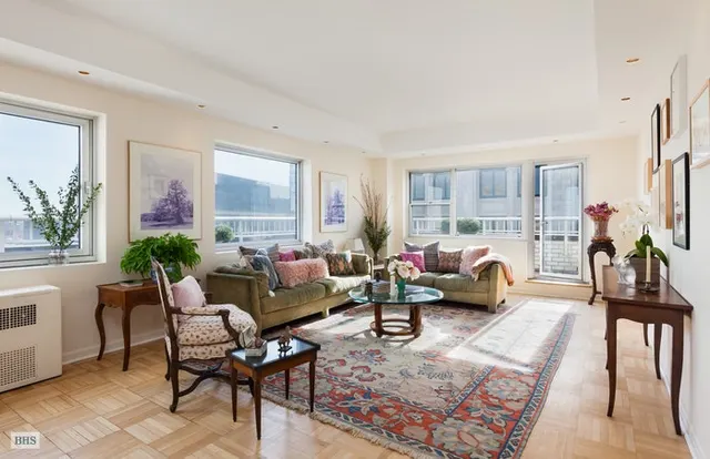 70 E 10th Street