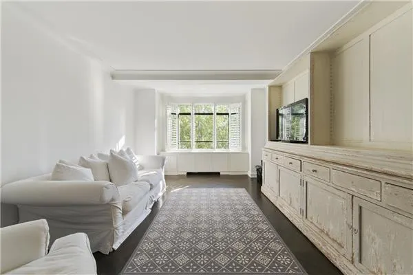 130 W 12TH Street