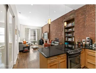 23 E 10th Street