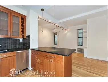 23 E 10th Street