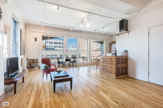 652 Broadway