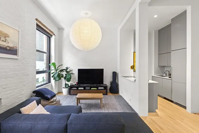23 E 10th Street
