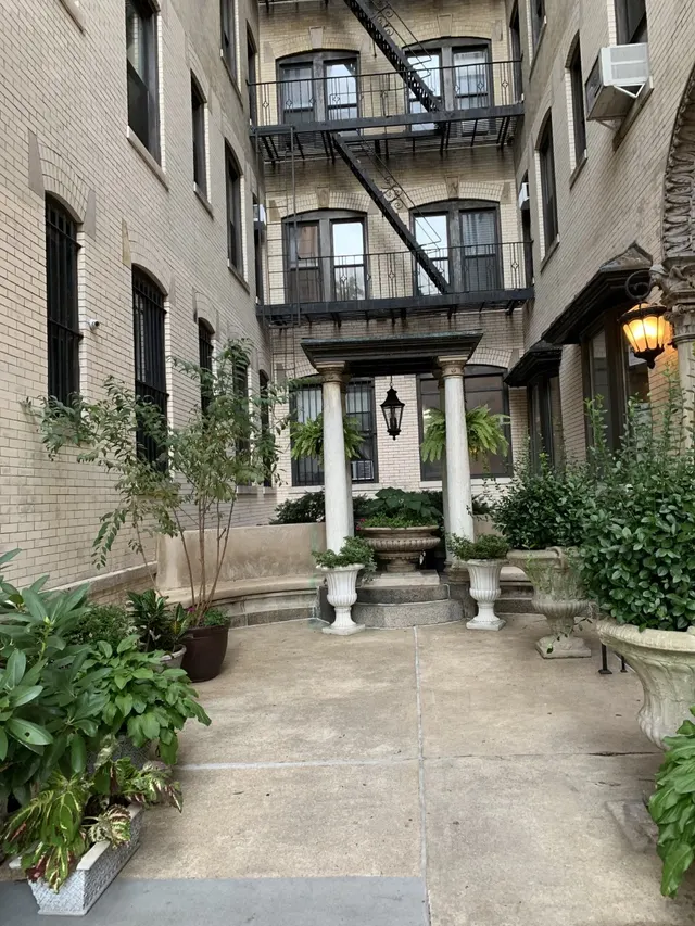418 Central Park West