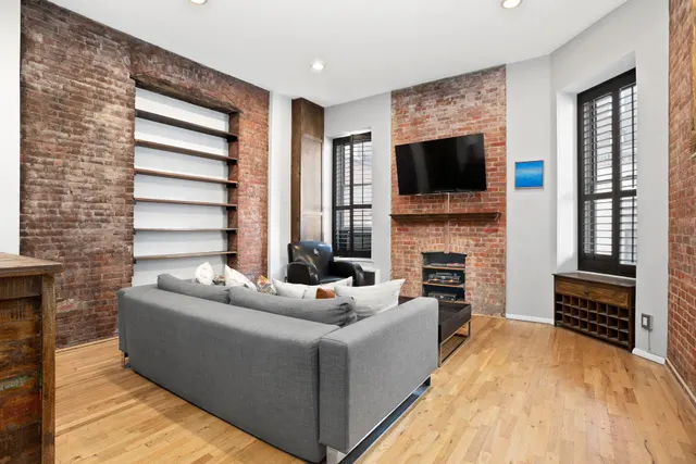 23 E 10th Street