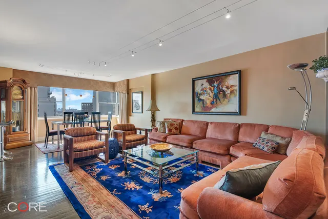 70 E 10th Street