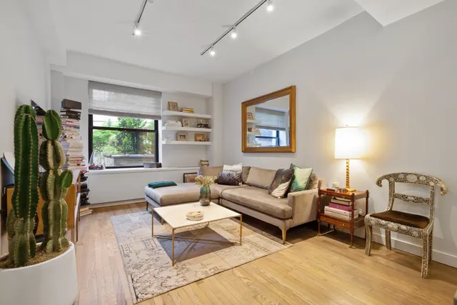 23 E 10th Street