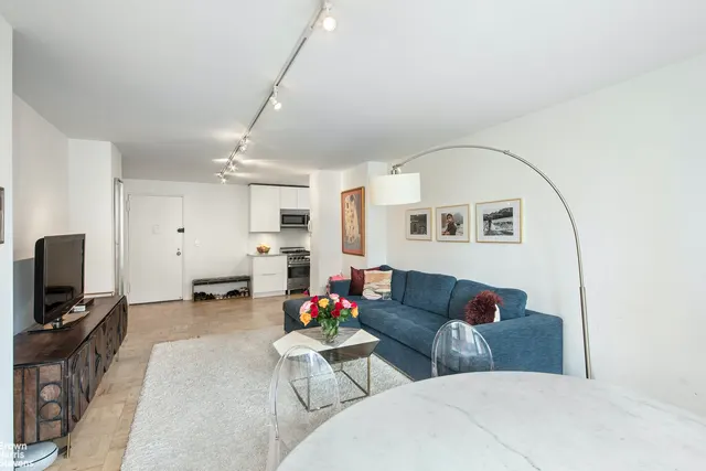 77 Seventh Avenue