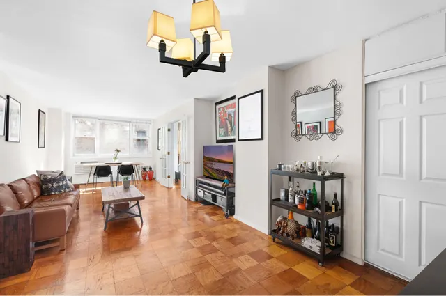 77 Seventh Avenue