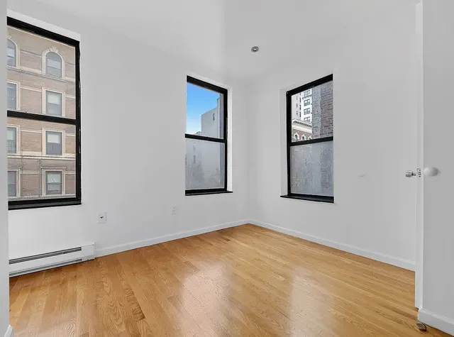 10 Manhattan Avenue