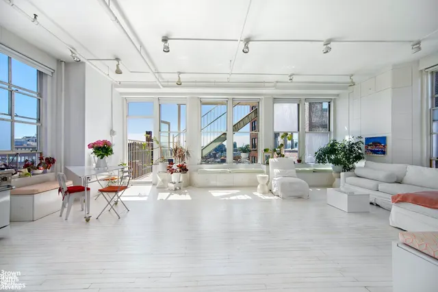 652 Broadway