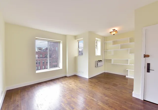 23 E 10th Street