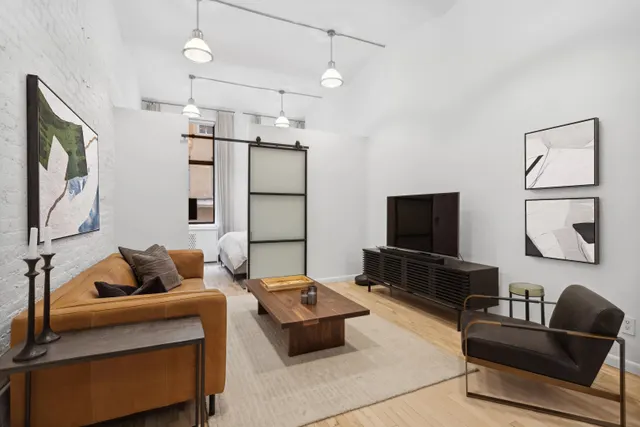 39 E 12TH Street