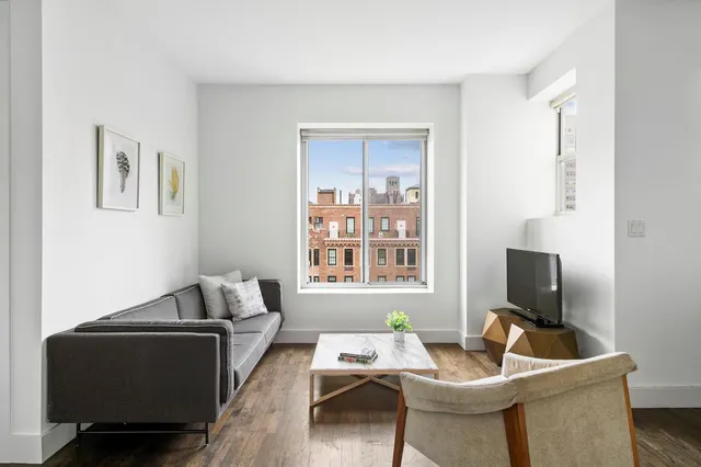 23 E 10th Street