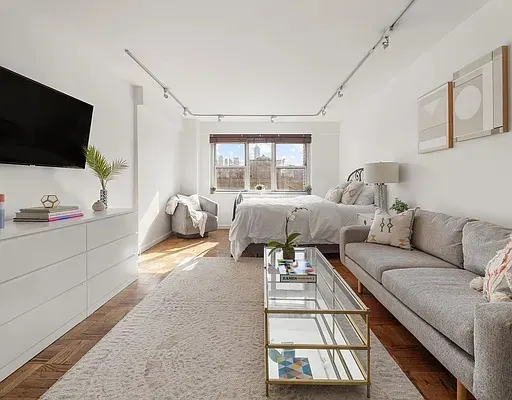 69 W 9TH Street