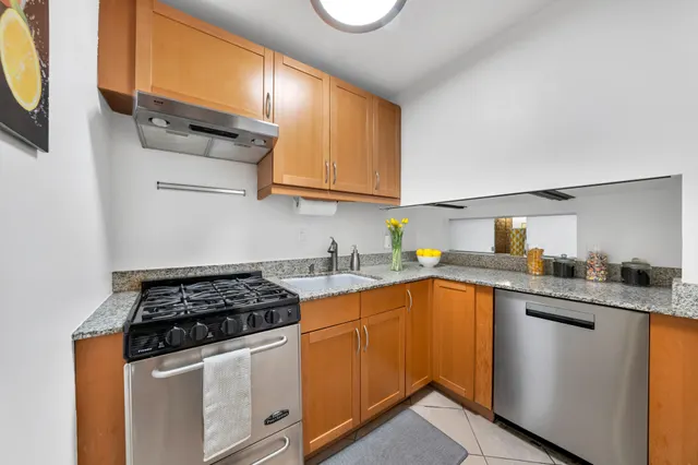 39 E 12TH Street