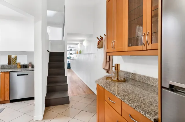 39 E 12TH Street